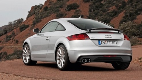 Audi heeft onlangs in Leipzig de opgefriste TT gepresenteerd. Met een bijgewerkte neus voorzien van dagrijverlichting en fijngeslepen motoren nemen de Coup en Cabriolet opnieuw plaats in de showroom.