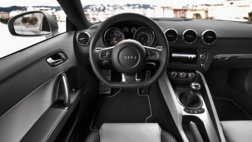 Audi heeft onlangs in Leipzig de opgefriste TT gepresenteerd. Met een bijgewerkte neus voorzien van dagrijverlichting en fijngeslepen motoren nemen de Coup en Cabriolet opnieuw plaats in de showroom.