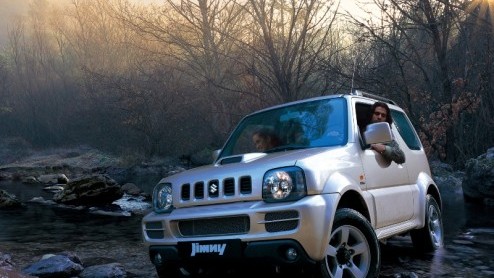De Suzuki Jimny bestaat dit jaar 40 jaar. Sinds 1970 hebben zes generaties van de stoere kleine terreinreus het levenslicht gezien en zijn er in totaal 2,5 miljoen exemplaren verkocht.