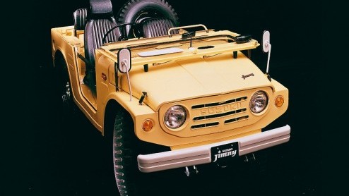 De Suzuki Jimny bestaat dit jaar 40 jaar. Sinds 1970 hebben zes generaties van de stoere kleine terreinreus het levenslicht gezien en zijn er in totaal 2,5 miljoen exemplaren verkocht.