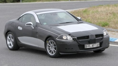 De nieuwe Mercedes-Benz SLK maakt eind volgend jaar zijn opwachting. Onze spionagefotograaf signaleerde opnieuw een prototype met veel minder camouflage, zodat we nu de vormen van de roadster in grote