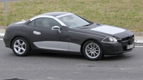 De nieuwe Mercedes-Benz SLK maakt eind volgend jaar zijn opwachting. Onze spionagefotograaf signaleerde opnieuw een prototype met veel minder camouflage, zodat we nu de vormen van de roadster in grote
