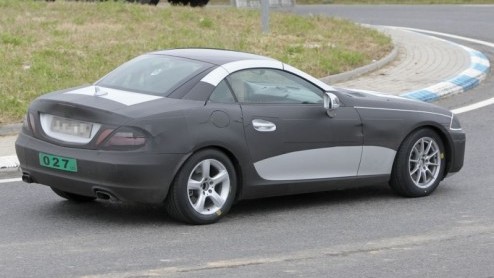 De nieuwe Mercedes-Benz SLK maakt eind volgend jaar zijn opwachting. Onze spionagefotograaf signaleerde opnieuw een prototype met veel minder camouflage, zodat we nu de vormen van de roadster in grote