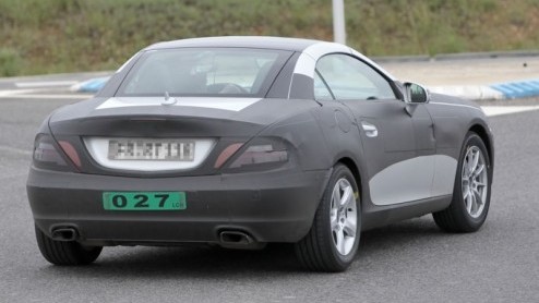 De nieuwe Mercedes-Benz SLK maakt eind volgend jaar zijn opwachting. Onze spionagefotograaf signaleerde opnieuw een prototype met veel minder camouflage, zodat we nu de vormen van de roadster in grote