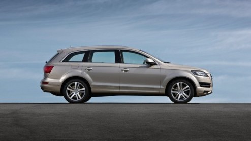 De vernieuwde Audi Q7 met nieuwe TDI en TFSI-motoren en verbruiksverlagende achttrapsautomaat zijn geprijsd. Het prijzenboek begint bij 74.900 euro voor de 3.0 TFSI zescilinder, dieselen kost minimaal