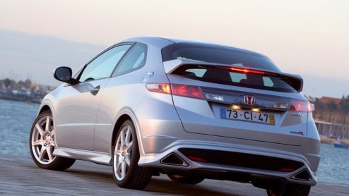 Het heeft een tijdje geduurd, maar nu is ook de driedeurs versie van de nieuwe Honda Civic in ons land leverbaar. De kers in de appelmoes daarbij is de zeer sportieve Type R.