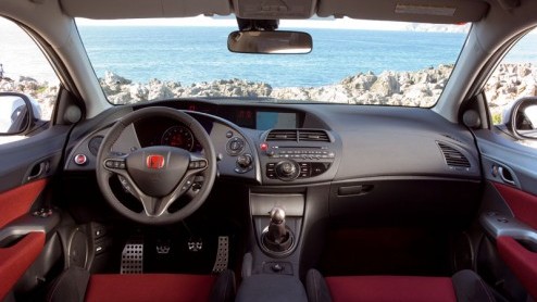 Het heeft een tijdje geduurd, maar nu is ook de driedeurs versie van de nieuwe Honda Civic in ons land leverbaar. De kers in de appelmoes daarbij is de zeer sportieve Type R.