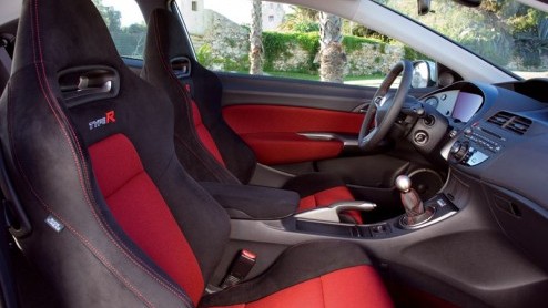 Het heeft een tijdje geduurd, maar nu is ook de driedeurs versie van de nieuwe Honda Civic in ons land leverbaar. De kers in de appelmoes daarbij is de zeer sportieve Type R.