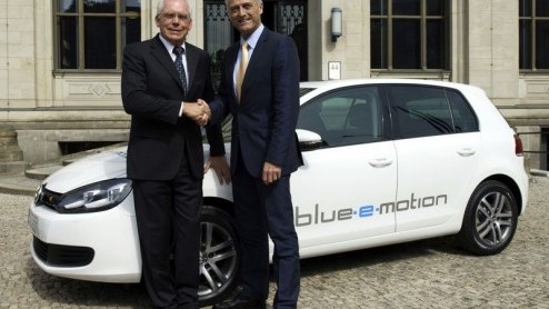 Volkswagen heeft het er maar druk mee; hybrides en elektrische autos. Sinds kort is de Touareg Hybrid een feit en over twee jaar beleeft de Jetta Hybrid zn debuut. De Golf volgt een jaar later en nu