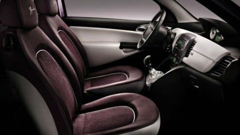 Mode is een belangrijke waarde voor Lancia. Daarom hebben de Italianen in samenwerking met ELLE een gelimiteerde versie van de Ypsilon samengesteld die is verfraaid met exclusieve, opvallende details.