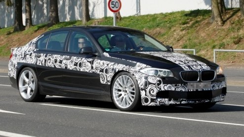 Nu de nieuwe BMW 5-serie sedan de weg op is gegaan en de Touring zijn debuut zal maken, richten we onze pijlers op de smaakmaker en het topnummer van het gamma, de M5. BMW voelt de krachtpatser inmidd