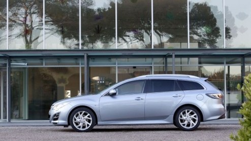 Het is even goed kijken, maar de Mazda6 is vernieuwd op 400 punten. Het belangrijkste model van de Japanners gaat zijn tweede levensfase in en is daarom rondom lichtjes bijgepunt. Een belangrijke aanw
