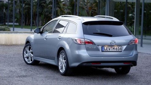 Het is even goed kijken, maar de Mazda6 is vernieuwd op 400 punten. Het belangrijkste model van de Japanners gaat zijn tweede levensfase in en is daarom rondom lichtjes bijgepunt. Een belangrijke aanw