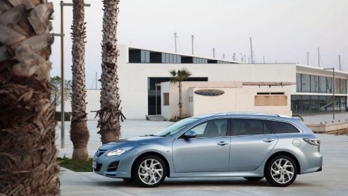 Het is even goed kijken, maar de Mazda6 is vernieuwd op 400 punten. Het belangrijkste model van de Japanners gaat zijn tweede levensfase in en is daarom rondom lichtjes bijgepunt. Een belangrijke aanw