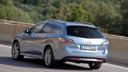 Het is even goed kijken, maar de Mazda6 is vernieuwd op 400 punten. Het belangrijkste model van de Japanners gaat zijn tweede levensfase in en is daarom rondom lichtjes bijgepunt. Een belangrijke aanw