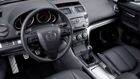 Het is even goed kijken, maar de Mazda6 is vernieuwd op 400 punten. Het belangrijkste model van de Japanners gaat zijn tweede levensfase in en is daarom rondom lichtjes bijgepunt. Een belangrijke aanw
