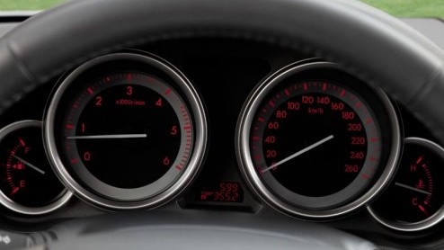 Het is even goed kijken, maar de Mazda6 is vernieuwd op 400 punten. Het belangrijkste model van de Japanners gaat zijn tweede levensfase in en is daarom rondom lichtjes bijgepunt. Een belangrijke aanw