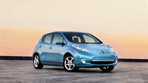 Zoals beloofd maakt Nissan vandaag het prijskaartje van de elektrische Nissan LEAF bekend. De volwaardige C-segment auto is vanaf juli te bestellen in n complete uitvoering, voor de prijs van 32.839