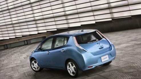 Zoals beloofd maakt Nissan vandaag het prijskaartje van de elektrische Nissan LEAF bekend. De volwaardige C-segment auto is vanaf juli te bestellen in n complete uitvoering, voor de prijs van 32.839