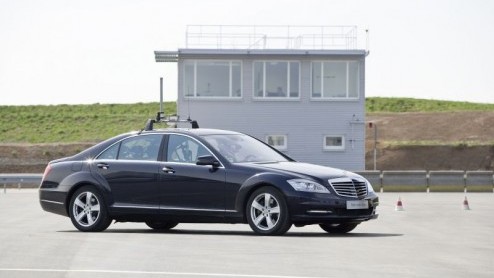 Het testen van nieuw ontwikkelde autos op het gebied van veiligheid en duurzaamheid is een intensieve en tijdrovende klus voor het ontwikkelingsteam. Bovendien vragen nieuwe assistentiesystemen om ze
