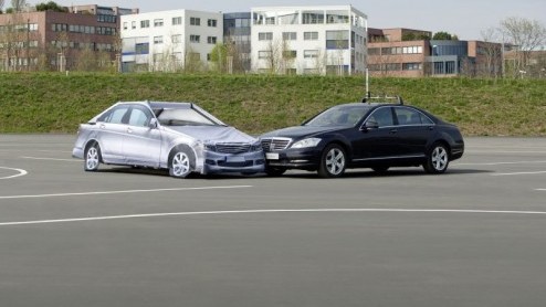 Het testen van nieuw ontwikkelde autos op het gebied van veiligheid en duurzaamheid is een intensieve en tijdrovende klus voor het ontwikkelingsteam. Bovendien vragen nieuwe assistentiesystemen om ze