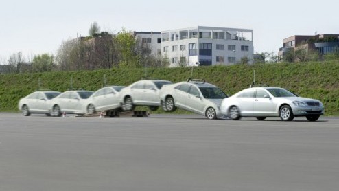 Het testen van nieuw ontwikkelde autos op het gebied van veiligheid en duurzaamheid is een intensieve en tijdrovende klus voor het ontwikkelingsteam. Bovendien vragen nieuwe assistentiesystemen om ze