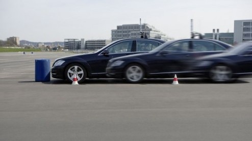 Het testen van nieuw ontwikkelde autos op het gebied van veiligheid en duurzaamheid is een intensieve en tijdrovende klus voor het ontwikkelingsteam. Bovendien vragen nieuwe assistentiesystemen om ze