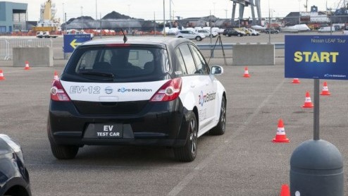Elektrische autos, ze komen er aan! We kennen er al diverse, van heel kleine zoals de Tazzari Zero tot de zeer sportieve Fisker en Tesla. Nissan komt met de LEAF, een volwaardige wegenbelastingvrije