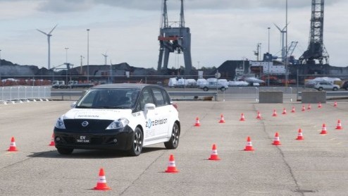 Elektrische autos, ze komen er aan! We kennen er al diverse, van heel kleine zoals de Tazzari Zero tot de zeer sportieve Fisker en Tesla. Nissan komt met de LEAF, een volwaardige wegenbelastingvrije