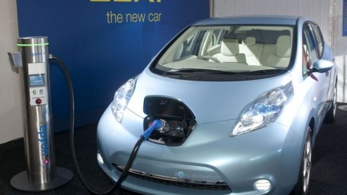 Elektrische autos, ze komen er aan! We kennen er al diverse, van heel kleine zoals de Tazzari Zero tot de zeer sportieve Fisker en Tesla. Nissan komt met de LEAF, een volwaardige wegenbelastingvrije
