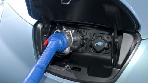 Elektrische autos, ze komen er aan! We kennen er al diverse, van heel kleine zoals de Tazzari Zero tot de zeer sportieve Fisker en Tesla. Nissan komt met de LEAF, een volwaardige wegenbelastingvrije