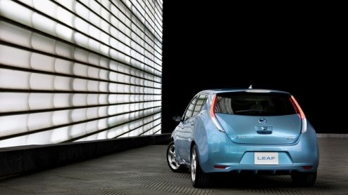 Elektrische autos, ze komen er aan! We kennen er al diverse, van heel kleine zoals de Tazzari Zero tot de zeer sportieve Fisker en Tesla. Nissan komt met de LEAF, een volwaardige wegenbelastingvrije
