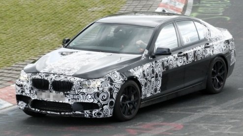 Kort geleden kwam de nieuwe BMW M5 in een spy video voorbij, die aan het opwarmen was voor het serieuze werk. Geen wonder dat de razendsnelle sedan nu in de 'Groene Hel' opnieuw is gesignaleerd. Duide