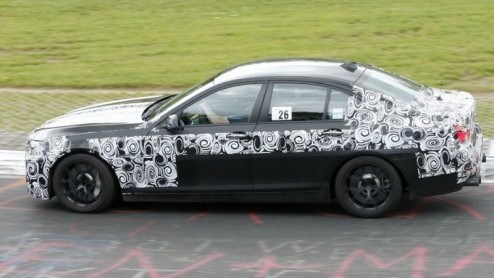 Kort geleden kwam de nieuwe BMW M5 in een spy video voorbij, die aan het opwarmen was voor het serieuze werk. Geen wonder dat de razendsnelle sedan nu in de 'Groene Hel' opnieuw is gesignaleerd. Duide
