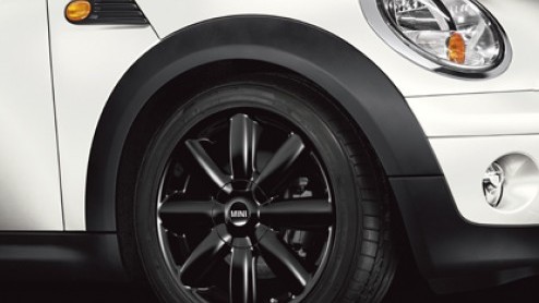 Nieuw bij de MINI-dealer, de Mini One Clubman Club White&Black. Een gelimiteerde serie van 100 stuks in zwart of wit, exclusief uitgevoerd met unieke sierdetails en speciaal lichtmetaal. Nog altijd me