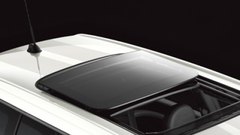 Nieuw bij de MINI-dealer, de Mini One Clubman Club White&Black. Een gelimiteerde serie van 100 stuks in zwart of wit, exclusief uitgevoerd met unieke sierdetails en speciaal lichtmetaal. Nog altijd me