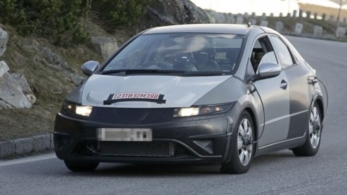 Honda werkt hard aan een nieuwe generatie Civic hatchback. De nieuwe Japanner rijdt zelfs al rond. Een probleem: daar is weinig van te zien, de techneuten gebruiken nog even de carrosserie van het hui