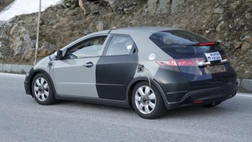 Honda werkt hard aan een nieuwe generatie Civic hatchback. De nieuwe Japanner rijdt zelfs al rond. Een probleem: daar is weinig van te zien, de techneuten gebruiken nog even de carrosserie van het hui