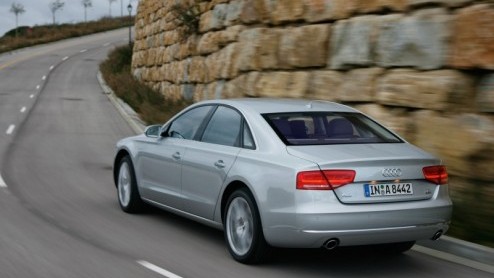 Een beetje zakenman werkt dag in dag uit met internet. De WLAN-Hotspot op de nieuwe Audi A8 maakt een werkdag nog efficinter, dankzij een draadloze internetverbinding via UMTS voor de laptop en smart