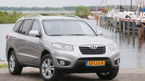 De vernieuwde look van de Santa Fe is nu een feit. Hyundais populaire SUV uit 2005 komt voortaan gemoderniseerd voor de dag met lichte retouches aan ex- en interieur, nieuwe, zuinigere benzine- en di