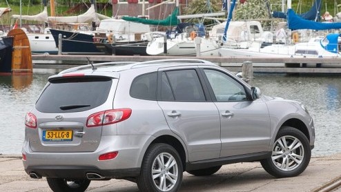 De vernieuwde look van de Santa Fe is nu een feit. Hyundais populaire SUV uit 2005 komt voortaan gemoderniseerd voor de dag met lichte retouches aan ex- en interieur, nieuwe, zuinigere benzine- en di
