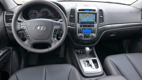 De vernieuwde look van de Santa Fe is nu een feit. Hyundais populaire SUV uit 2005 komt voortaan gemoderniseerd voor de dag met lichte retouches aan ex- en interieur, nieuwe, zuinigere benzine- en di