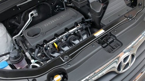 De vernieuwde look van de Santa Fe is nu een feit. Hyundais populaire SUV uit 2005 komt voortaan gemoderniseerd voor de dag met lichte retouches aan ex- en interieur, nieuwe, zuinigere benzine- en di