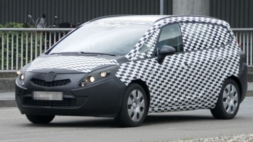 Na het debuut van de Opel Meriva hoeven de techneuten (en ijverige spionagefotografen) niet stilte zitten. In Rsselsheim wordt al druk gewerkt aan de derde generatie Zafira, Opels succesvolle zevenzi
