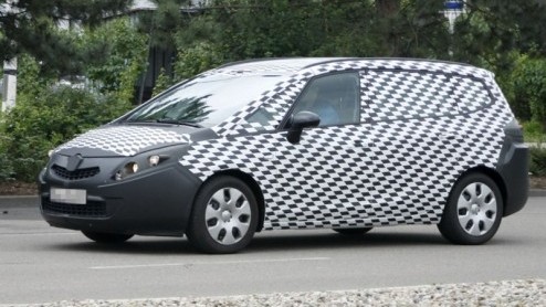 Na het debuut van de Opel Meriva hoeven de techneuten (en ijverige spionagefotografen) niet stilte zitten. In Rsselsheim wordt al druk gewerkt aan de derde generatie Zafira, Opels succesvolle zevenzi