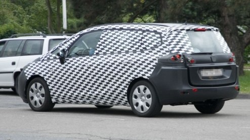 Na het debuut van de Opel Meriva hoeven de techneuten (en ijverige spionagefotografen) niet stilte zitten. In Rsselsheim wordt al druk gewerkt aan de derde generatie Zafira, Opels succesvolle zevenzi