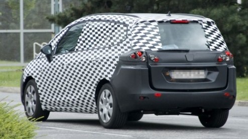 Na het debuut van de Opel Meriva hoeven de techneuten (en ijverige spionagefotografen) niet stilte zitten. In Rsselsheim wordt al druk gewerkt aan de derde generatie Zafira, Opels succesvolle zevenzi