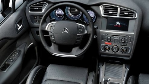 Citron verrast vandaag met de digitale onthulling van de nieuwe C4. De Fransoos is voor de tweede generatie nog iets gegroeid, biedt nog meer comfort, is zuiniger, kan rekenen op nieuwe veiligheidsys