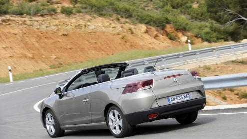 Renault maakt de Mgane-familie wel heel luchtig compleet. De zesde en laatste telg van het gamma is namelijk de Coupe-Cabriolet, wederom met inklapbare hardtop en panoramisch glazen dakdeel. Kennisma