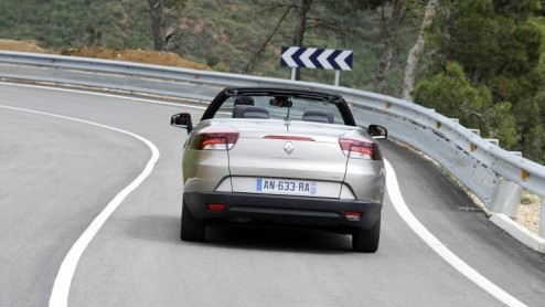 Renault maakt de Mgane-familie wel heel luchtig compleet. De zesde en laatste telg van het gamma is namelijk de Coupe-Cabriolet, wederom met inklapbare hardtop en panoramisch glazen dakdeel. Kennisma
